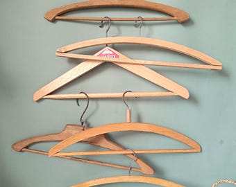 6 perchas de madera vintage: juego de perchas de ropa desiguales de los años 50