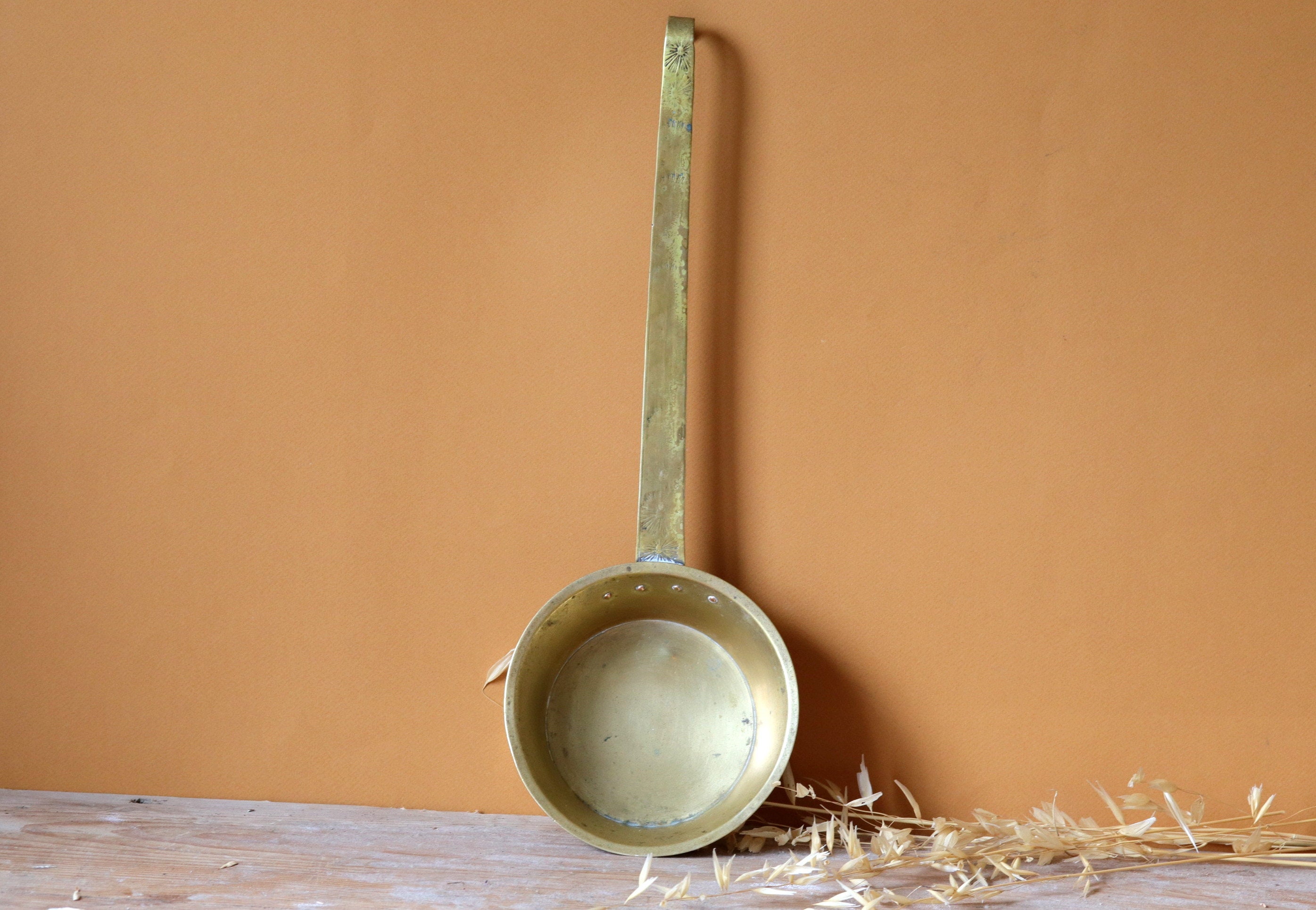 Ancienne Louche en Laiton Français avec Long Manche Gravée, Rustique Des Années 1900 Pour Décor Mura