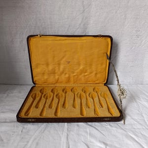 Étui vintage français pour 12 cuillères à dessert, boîte de rangement en carton des années 1900 avec formes de cuillères et doublure jaune, boîte d'orfèvrerie antique