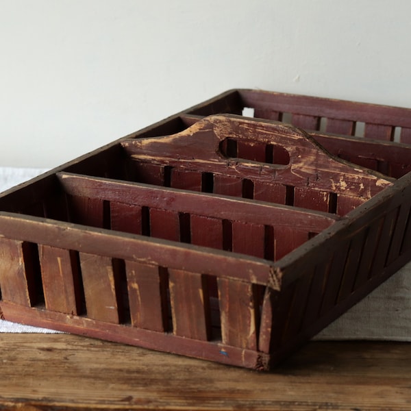 Französisches Vintage-Tablett aus rotem Holz mit 4 Fächern, rustikales Holzleisten-Tablett, handgefertigter Besteck-Organizer, Holztablett für die Landhausküche