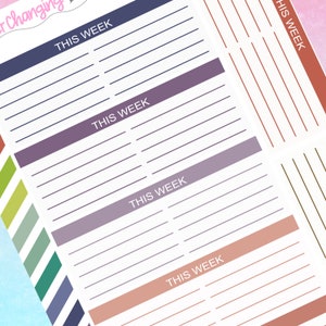 Puede incluir: Una página de planificador imprimible con cuatro secciones etiquetadas como "Esta semana" en blanco. Cada sección tiene un fondo de color diferente: azul marino, morado, gris y melocotón. La página está diseñada para escribir tareas y citas.