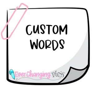 Puede incluir: Una nota adhesiva blanca con un clip de papel rosa en la parte superior. La nota dice "CUSTOM WORDS" en texto escrito a mano en negro. La parte inferior de la nota tiene una pequeña pluma azul con el texto "Ever Changing Plans" en rosa y negro.