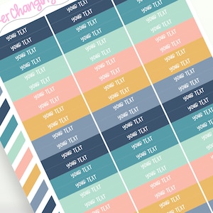 Peut inclure: Une feuille imprimable d'étiquettes colorées avec le texte "YOUR TEXT" répété plusieurs fois. Les étiquettes sont dans des tons de bleu, turquoise, jaune, rose et vert.