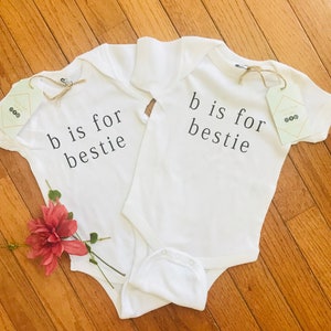 B es para el mejor Onesie. Mejores amigos. Camisa Bestie Baby. A juego con Baby Onesie. Camisetas para niños pequeños. Ropa para niños. Regalos personalizados. Mamá y yo
