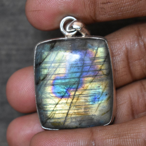 pendentif labradorite arc-en-ciel, pendentif argenté 925, pendentif labradorite violet naturel, pendentif jaune violet flashy labradorite