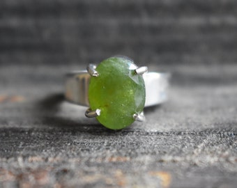 natural faceted peridot ring,925 silver peridot ring,green peridot ring,oval shape ring,peridot unisex ring,natural peridot ring