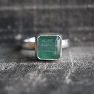 natural emerald ring,faceted emerald ring,925 silver emerald ring,natural green emerald ring,unisex emerald ring,emerald ring,green emerald