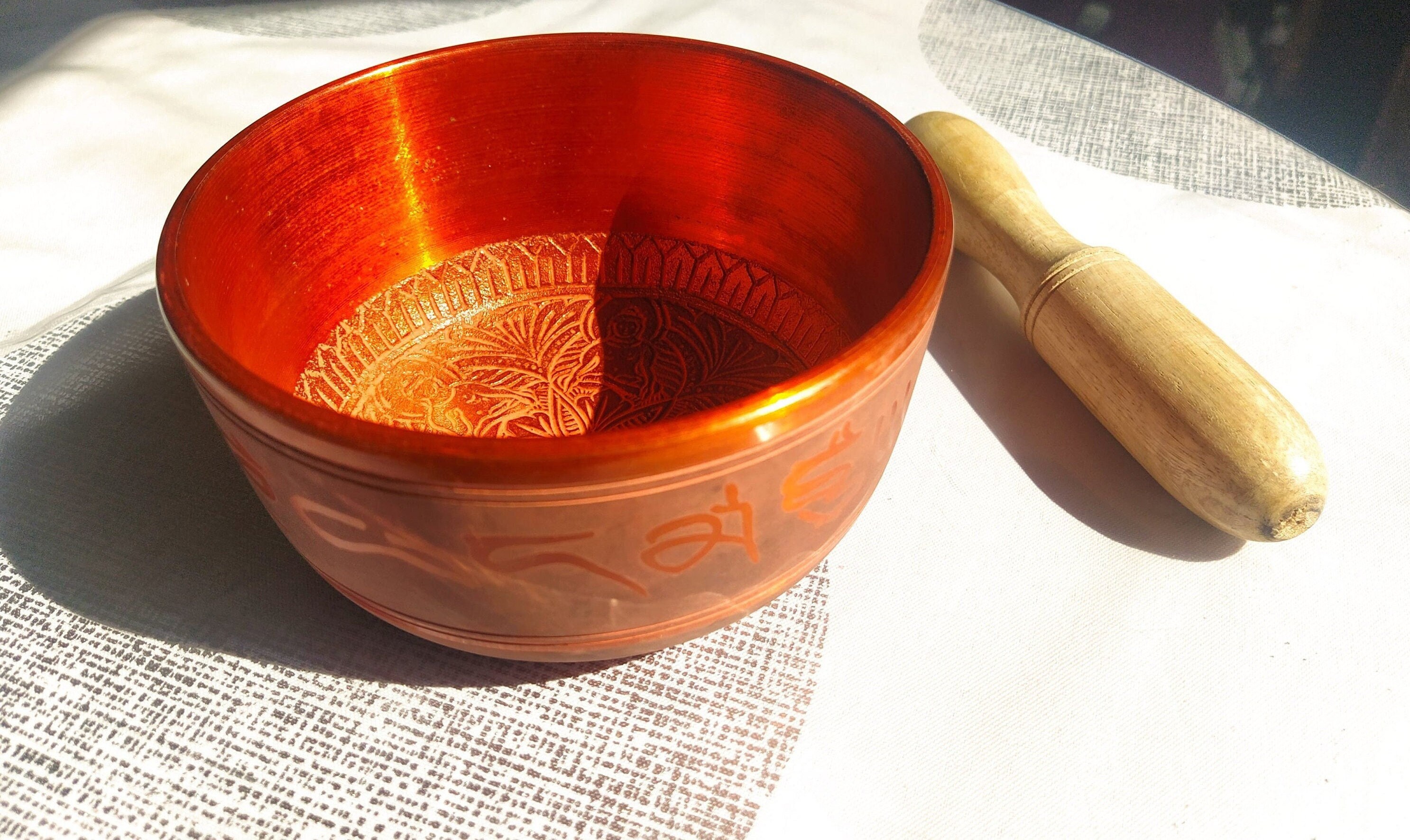 Bol Tibétain Chantant Rouge, Gravé de Mantra et Figures Bouddha