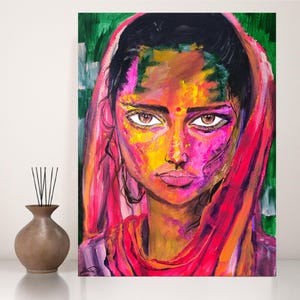 Peut inclure: Une peinture d'une femme aux cheveux foncés et un foulard rouge et rose. Son visage est couvert de peinture colorée, et elle a une expression sérieuse.