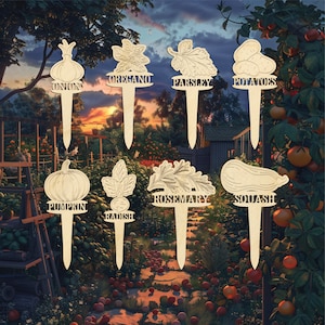 Op de afbeelding: Set van 10 houten tuinplantenmarkers met verschillende groente- en kruidenontwerpen. De markers bevatten afbeeldingen van uien, oregano, peterselie, aardappelen, pompoen, radijs, rozemarijn, pompoen en de woorden "uien", "oregano", "peterselie", "aardappelen", "pompoen", "radijs", "rozemarijn", "pompoen" erop gedrukt.