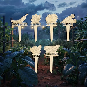 Op de afbeelding: Set van zes houten tuinmarkeringen met groente-illustraties en namen. De markeringen omvatten: Peper, Spinazie, Tomaat, Raap, Erwten en Courgette.