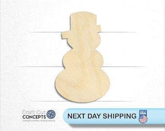 Pode incluir: Um recorte de madeira em forma de boneco de neve com chapéu alto. O boneco de neve é feito de madeira de cor clara e tem um corpo de três seções. A imagem também inclui o texto "Craft Cut Concepts" e "NEXT DAY SHIPPING".
