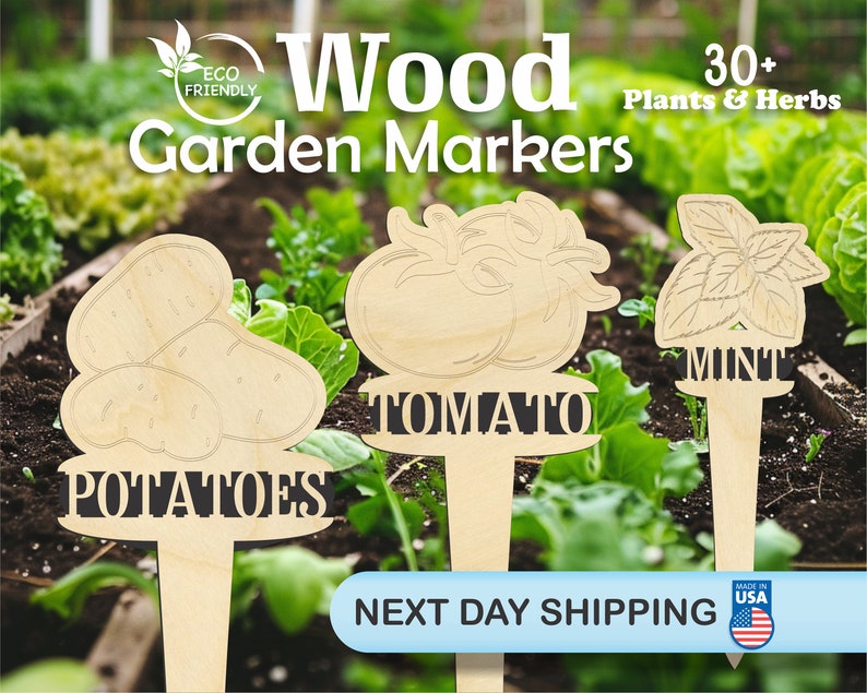 Op de afbeelding: Houten tuinmarkeringen met illustraties van aardappelen, tomaten en munt. De markeringen zijn gemaakt van natuurlijk hout en hebben zwarte tekst met de tekst "Potatoes", "Tomato" en "Mint".