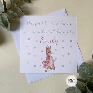 Carte personnalisée fille / petite-fille / nièce de la première Saint-Valentin avec lapin flopsy, cœurs et fleurs, personnalisée avec nom