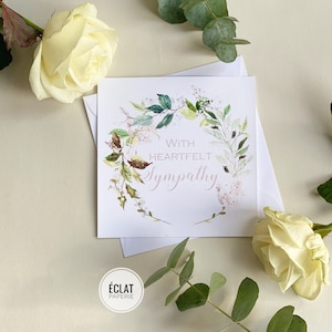 Avec une carte de condoléances de sympathie sincère, une carte de deuil de couronne florale blanche