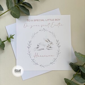 Personnalisé Première Pâques PETIT-FILS, FILS, NEVEU, carte spéciale de Pâques petit garçon avec lapin de Pâques mignon, tout nom et relation