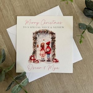 Carte de Noël personnalisée pour nièce et neveu avec scène de porte de Noël.