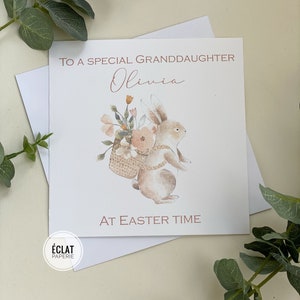 Personnalisé PETITE-FILLE, FILLE, NIÈCE, carte spéciale petite fille de Pâques avec joli lapin floral