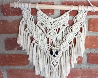 Boho Wandbehang mit Edelstein Turmalin / Macrame Wandbehang / Bohemian Dekoration / Geschenk Einweihung / Makramee Kunst /  Schutz für Haus