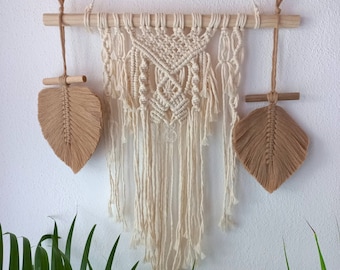 Wandhänger aus Baumwolle mit Bergkristall / Macrame Wandbehang / Bohemian Dekoration / Geschenk Einweihung / Makramee Blätter / Infinity