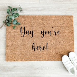 Yay You're Here Paillasson - Tapis de bienvenue - Paillasson mignon - Décor de porche - Tapis d'extérieur - Cadeau d'agent immobilier - Cadeau de pendaison de crémaillère