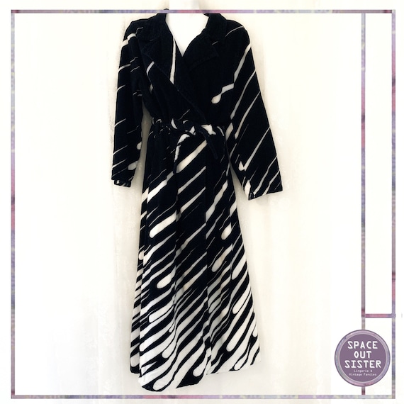 1970s Vintage Dynamic Monochrome Cotton Robe