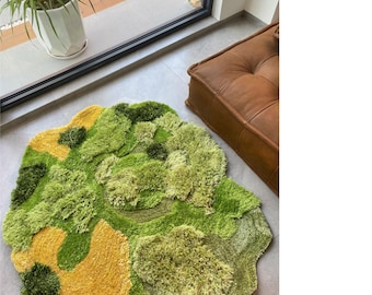 Op de afbeelding: Een groen en geel, pluche vloerkleed met een uniek abstract ontwerp. Het vloerkleed is 135 x 155 cm.