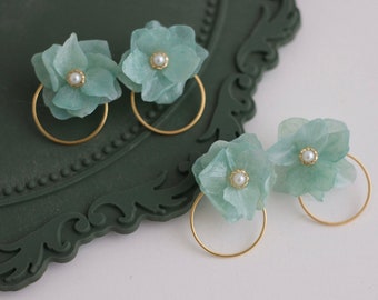 Handmade screw back earrings /green multi-layered petal circular earrings / whole round earrings with Hydrangea/ preserved flower earrings