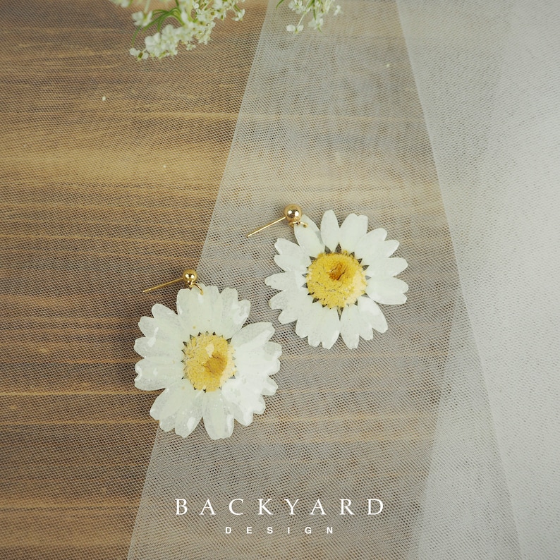 Handmade EarringsHandmade Screw back Earrings with White Daisy Big Daisy Earrings Handmade anti-allergic earring Summer Earrings