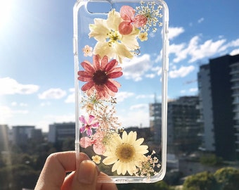 Coque de portable fleurs pressées faites à la main/motif fleurs roses/Coque de portable faite main avec fleurs roses et blanches/iphone 15pro max/coque iphone 16/