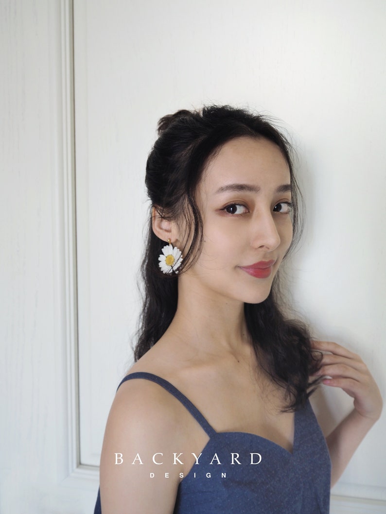 Handmade EarringsHandmade Screw back Earrings with White Daisy Big Daisy Earrings Handmade anti-allergic earring Summer Earrings