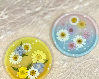 Handmade Dried Flower Resin coasters/ Colorful Floral Trays/handmade flower coasters/ Home decoration/ Pressed Flower Resin Tray/ round tray