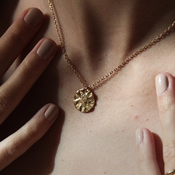 Collier, petite médaille en argent recyclé ou plaqué or aux empreintes de coraux