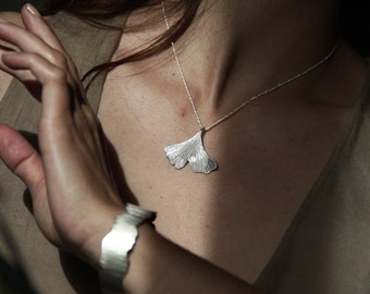 Collier, pendentif feuille de ginkgo en argent recyclé ou plaqué or