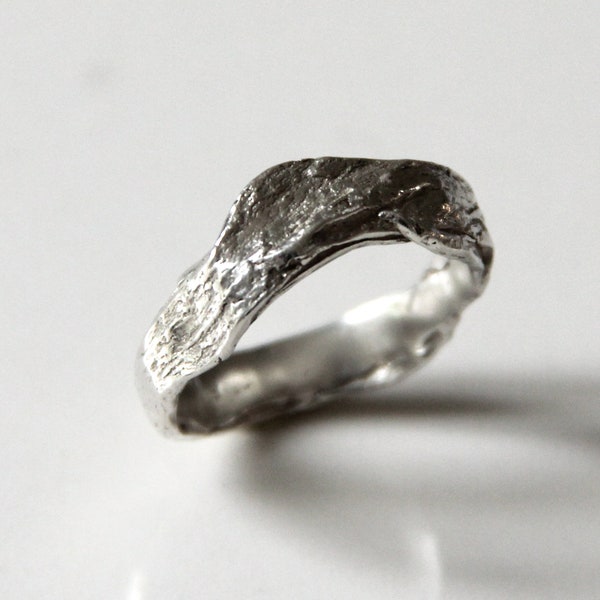 Bague en argent recyclé, aux motifs d’écorces d’arbres.