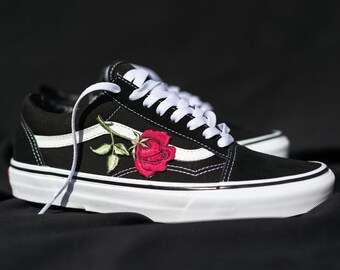 vans noir broderie rose