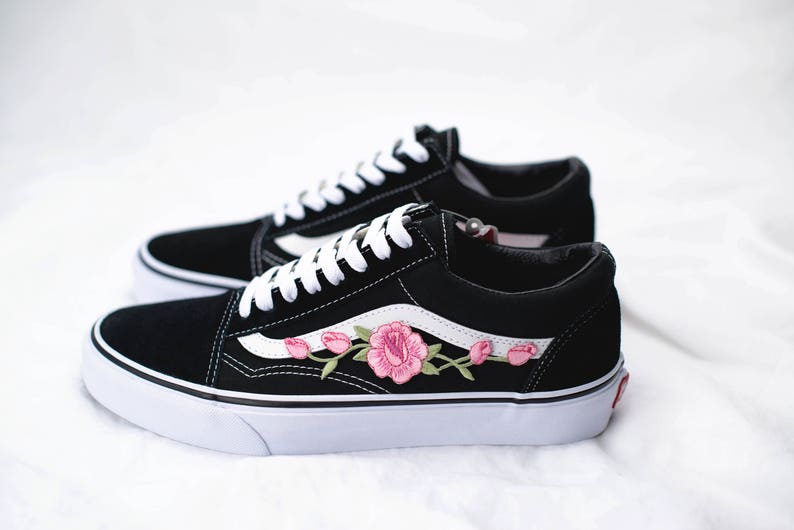 vans nere con le rose