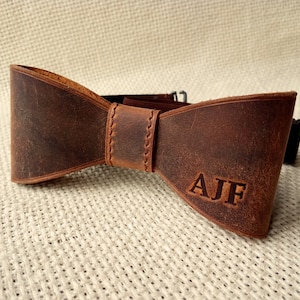 Rustikale Personalisierte Lederfliege Fliege Herrenfliege Trauzeugen Geschenk Trauzeugen Fliege Hochzeit Fliege Monogramm Fliege Babyfliege Leder