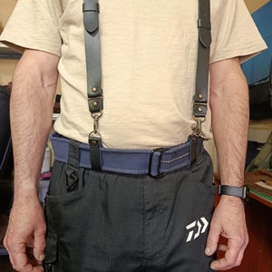 Tirantes de cuero negro con anilla en la parte trasera. Accesorios de boda. Regalos para padrinos de boda.