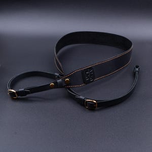 Leather camera strap. DSLR Nikon Canon strap.  Personalized gift for a photographer.
