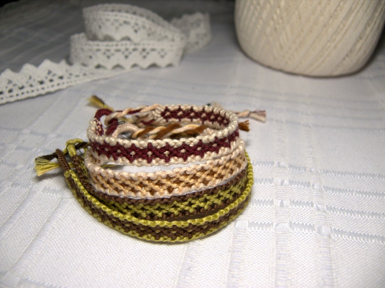 Slim bracelet Choose your colour Hand knotted rhomb wristband Friendship bracelet Narrow braided aztec cotton wish bracelet Gift Symmetrical