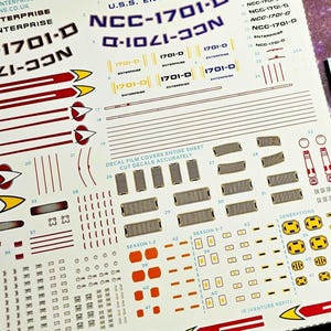 Decalques para aplicação em água para o modelo em escala 1:1400 da classe Galaxy da U.S.S. Enterprise D - Registros personalizados disponíveis.