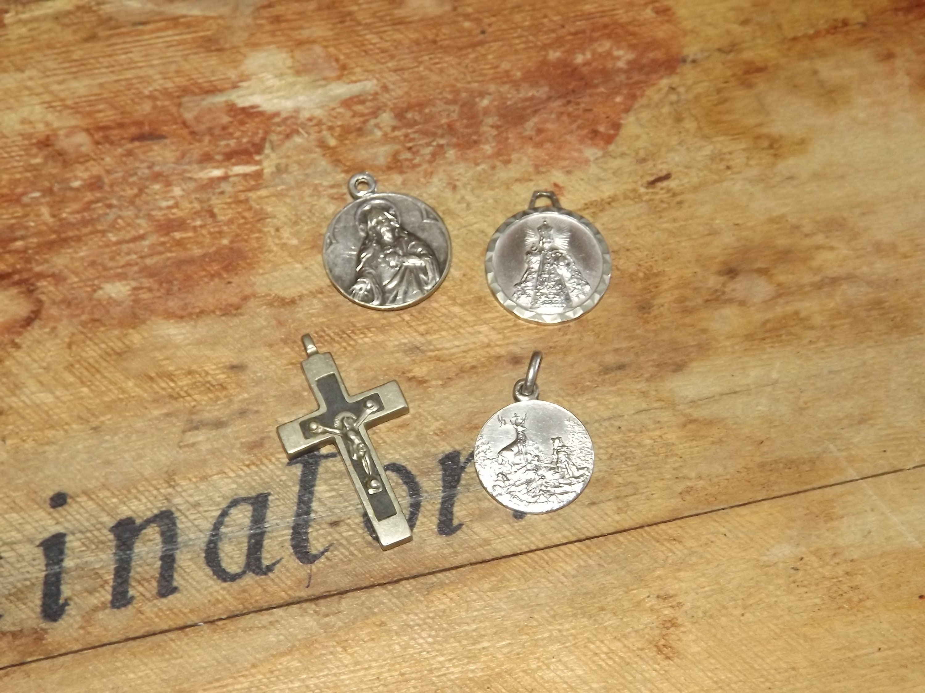 Français Jeu Vintage de 4 Médailles et Pendentif en Croix - Médailles Chrétiennes Argentées St Huber