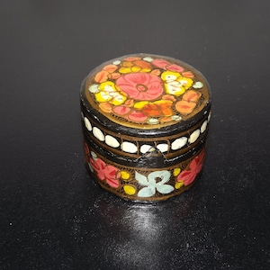 Caja pequeña francesa vintage Yves Rocher Caja de baratijas de cartón prensado - Caja de anillos de papel maché lacado - Caja de píldoras florales francesas