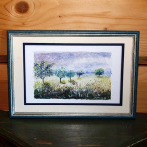 Pintura francesa vintage firmada por J. Urvoy: Paisaje campestre con árboles y campos. Pintura enmarcada en estilo cottagecore con marco de madera azul.