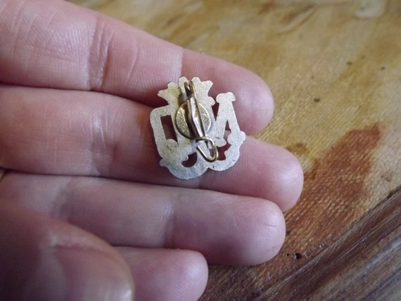 Broche Ancienne Fleurs De Lys - Métal Argenté, Lourde - Fabriquée En France - Occasion Avec Usures