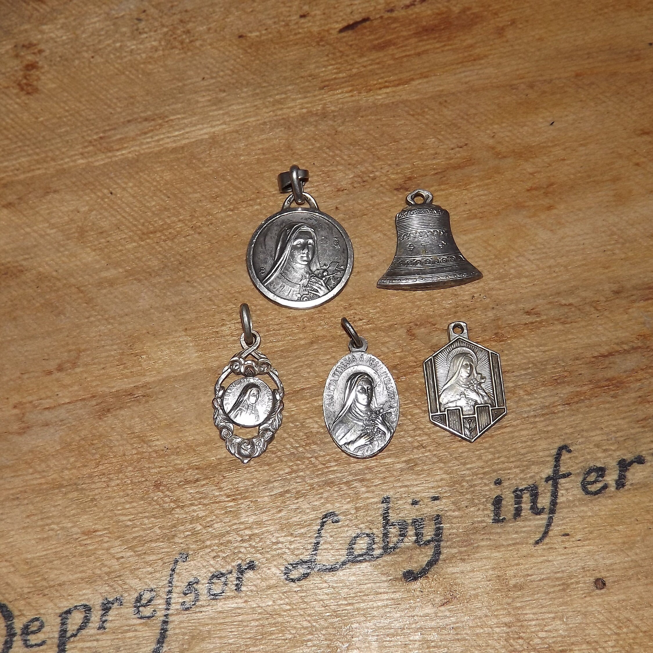 Ensemble de 5 Médailles St Thérèse Millésimées - Sainte Lisieux Médailles Florales et Médaille Chrét