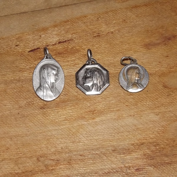 Lot de 3 médailles chrétiennes Français Lourdes - Notre-Dame de Lourdes et pendentifs de scène d’apparition - Médaille de Lourdes signée Karo - lot B1