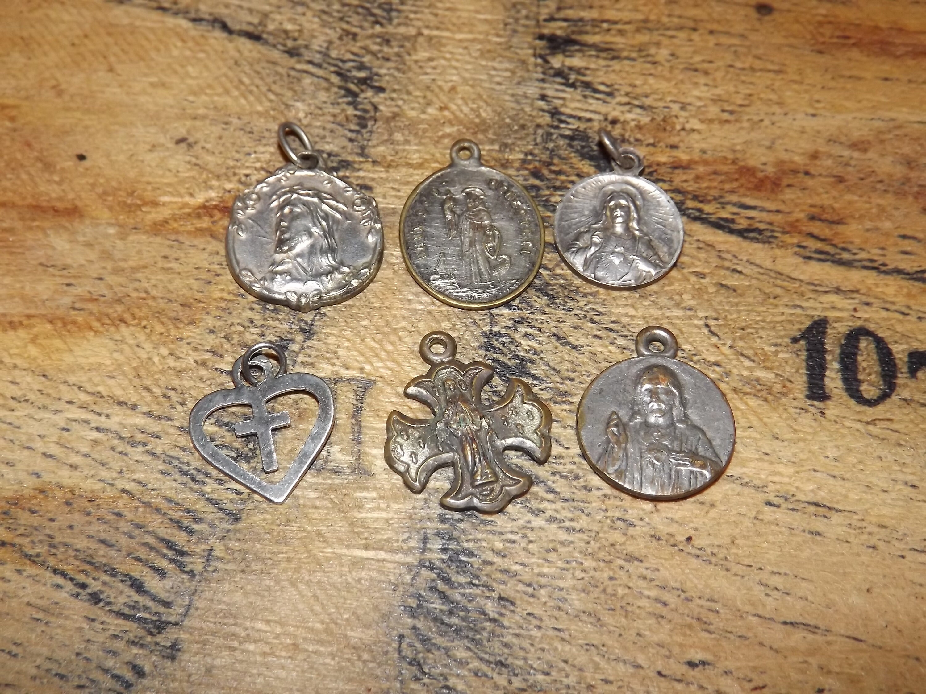 Ensemble de 6 Médailles Chrétiennes - Catholiques Jésus-Christ Saint Benoît Vierge Carmeli Cœur et C