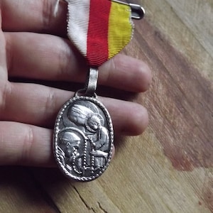 French Christian Lourdes Medal with Ribbon - Pelerinage du Rosaire a Notre-Dame de Lourdes - Pin Medal Virgin Mary with Child Pilgrimage